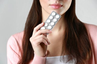 Hapları olan güzel genç bir kadın. 