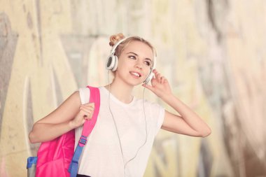 genç kadın müzik dinleme
