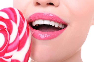 Lolipopu olan güzel genç bir kadın.