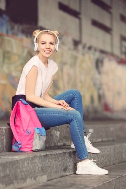 genç kadın müzik dinleme