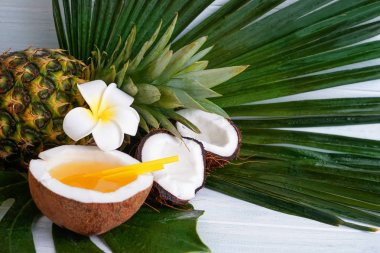 Taze ananas ile kompozisyon