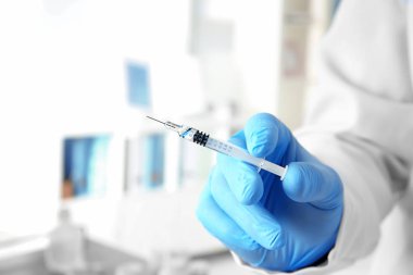 El in doktor şırınga ile  