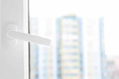 Beyaz metal-plastik pencere