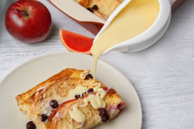 ekmek pudingi çilek ile