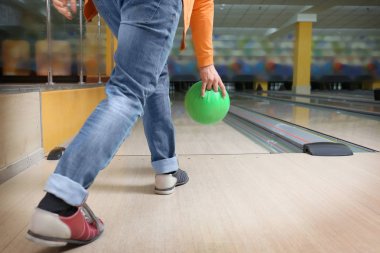 Genç adam bowling Club