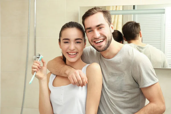 Jeune couple brossant les dents — Photo