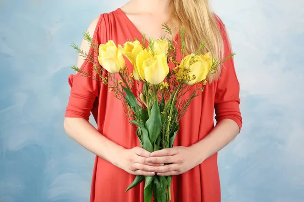 Jeune femme avec bouquet de fleurs — Photo