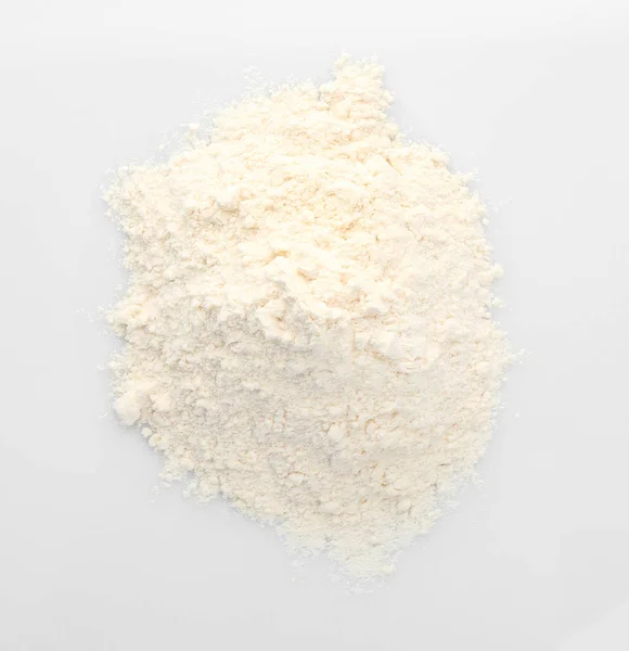 Haufen Mehl auf weiß — Stockfoto