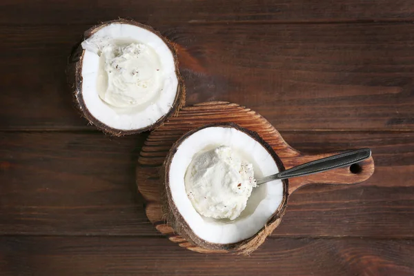 Metades de coco com sorvete — Fotografia de Stock