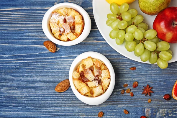 Puding roti dengan buah-buahan — Stok Foto