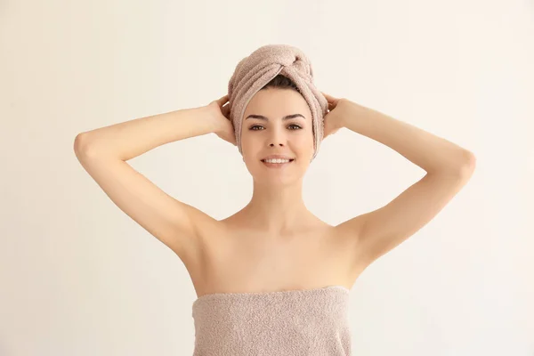 Jeune femme après la douche — Photo