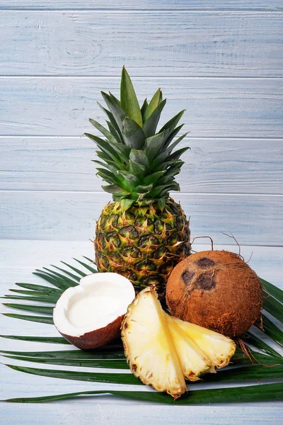 Abacaxi fatiado e cocos frescos — Fotografia de Stock