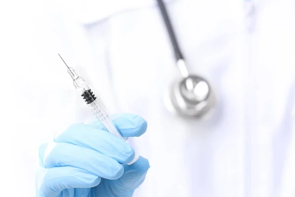 Médecin avec seringue médicale injectable — Photo