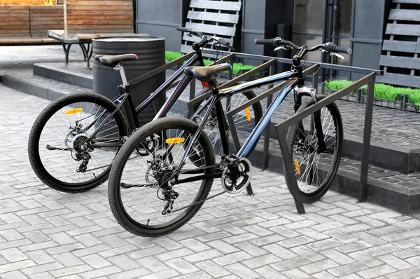 Bicicletas em estacionamentos — Fotografia de Stock