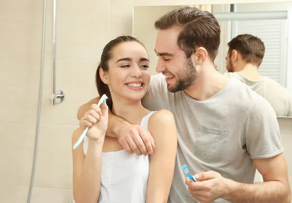Jovem casal escovar os dentes — Fotografia de Stock