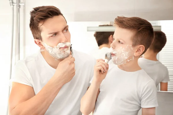 Father and son shaving — Stock Photo, Image