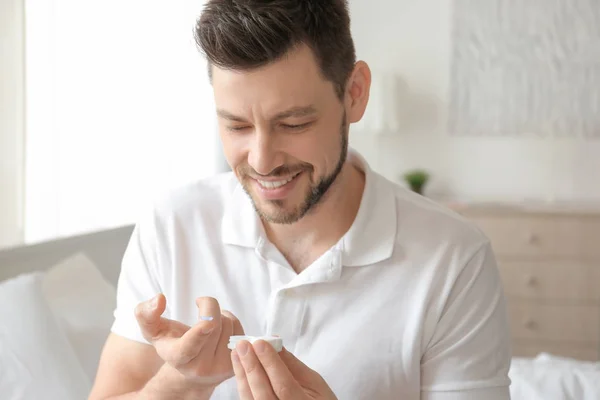 Jonge man met contactlenzen — Stockfoto