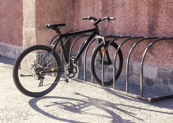 Fahrrad auf Parkplatz — Stockfoto