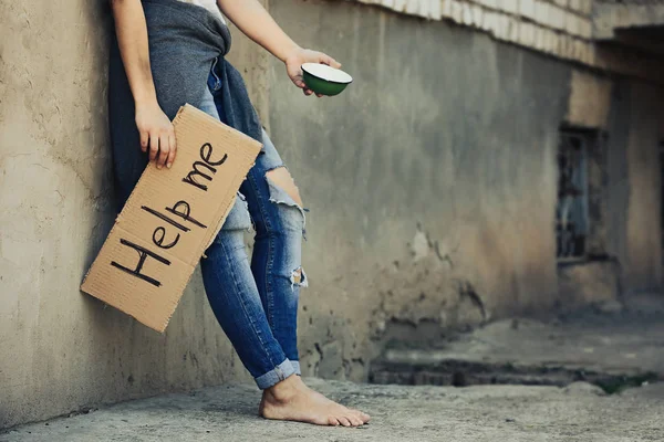 Pobre mujer pidiendo ayuda —  Fotos de Stock