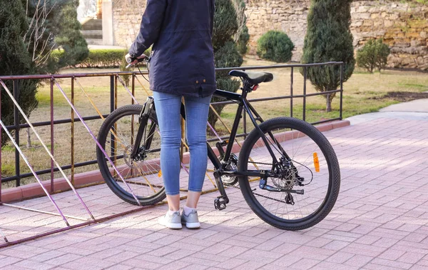 Mulher estacionamento bicicleta — Fotografia de Stock