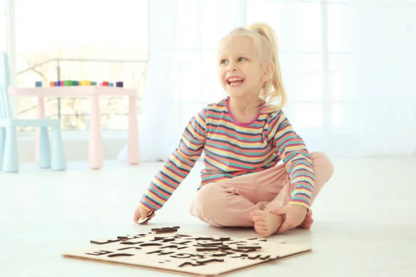 Malá dívka si hraje s písmeny — Stock fotografie
