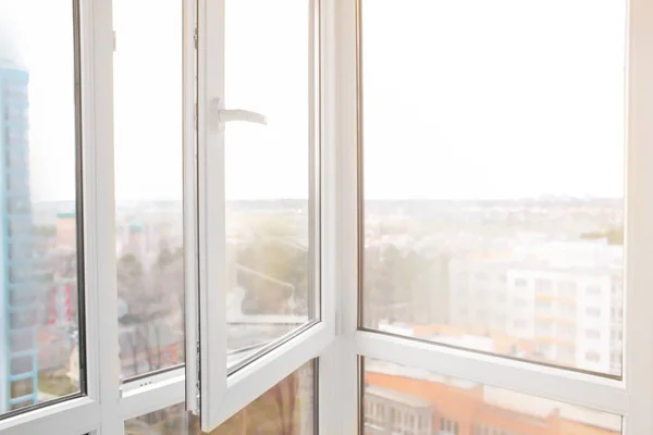 Fenêtres métal-plastique de balcon — Photo