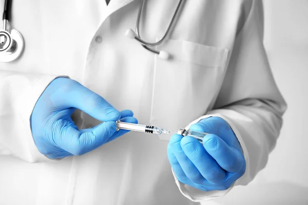 Médecin avec seringue et médicament — Photo