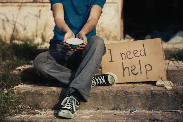 Homem implorando ajuda na rua — Fotografia de Stock