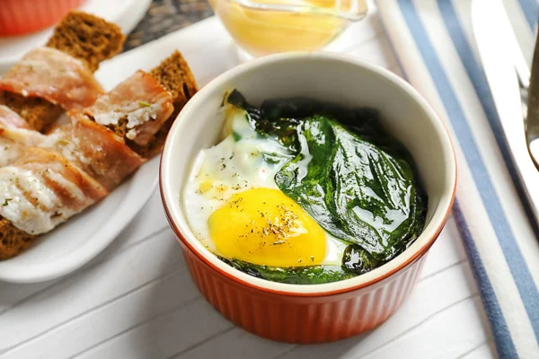 Deliciosos huevos florentinos en tazón —  Fotos de Stock