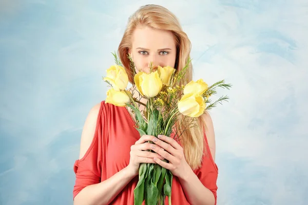 Γυναίκα με μπουκέτο λουλούδια — Φωτογραφία Αρχείου