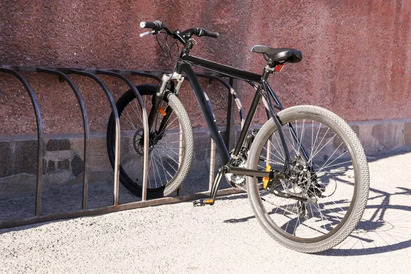 Fahrrad auf Parkplatz — Stockfoto