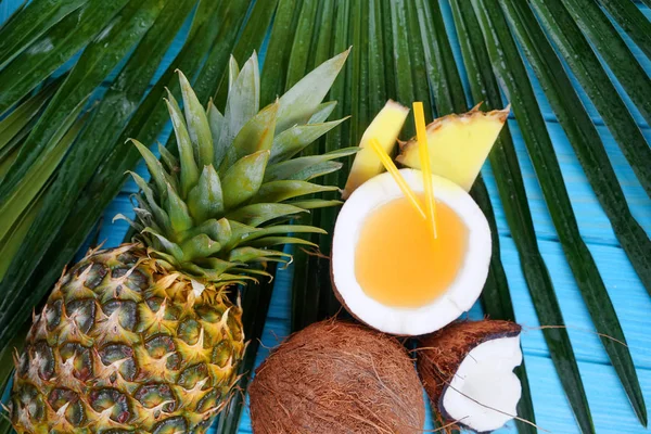 Komposition mit frischer Ananas — Stockfoto