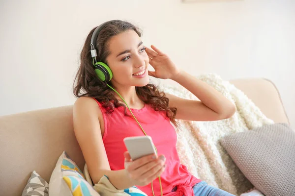 Mooie jonge vrouw luisteren naar muziek — Stockfoto