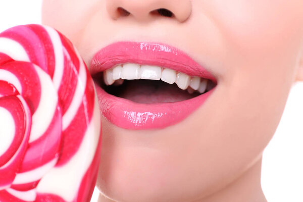 Красивая молодая женщина с леденцом
