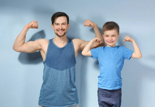 Vader en zoon in sportkleding — Stockfoto