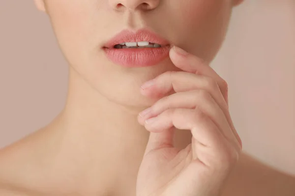 Beautiful young woman on blurred background, closeup — Stock Photo, Image