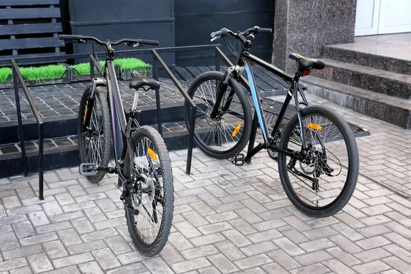 Cyklar på parkeringsplatser — Stockfoto