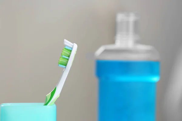 Taza azul con cepillo de dientes — Foto de Stock