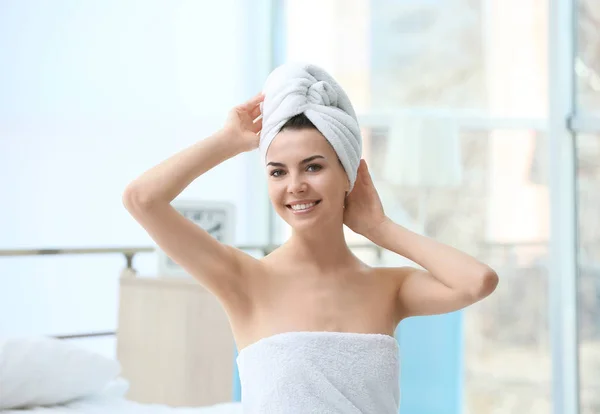 Mujer joven después de la ducha — Foto de Stock