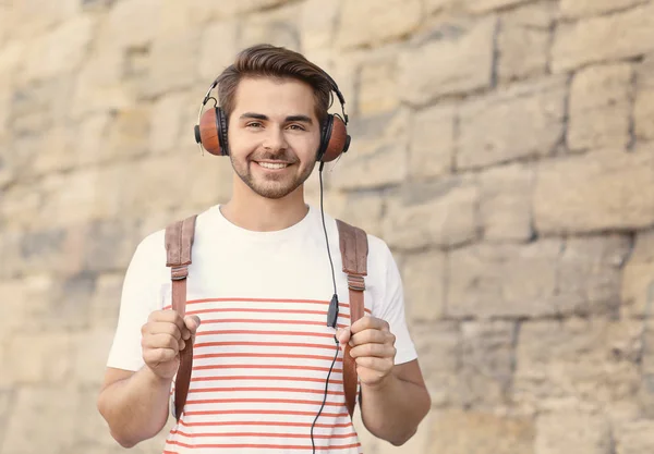 Hombre guapo con auriculares — Foto de Stock