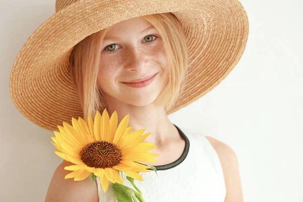 Jolie fille en chapeau de paille avec tournesol — Photo