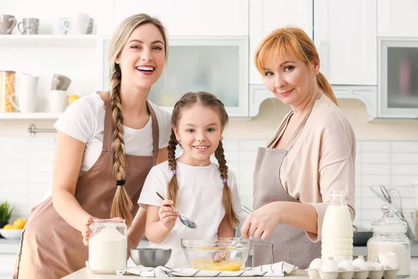 Wanita dengan ibu dan anak memasak — Stok Foto