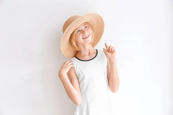 Teenage girl in straw hat — Stock Photo, Image