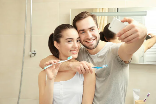 Joven feliz pareja tomando selfie — Foto de Stock