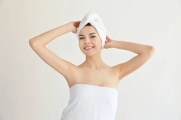 Jonge vrouw na douche — Stockfoto