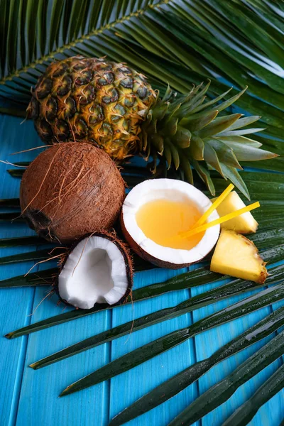 Composizione con ananas fresco — Foto Stock