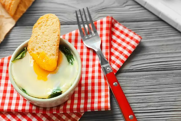 Tigela com ovo saboroso e espinafre — Fotografia de Stock