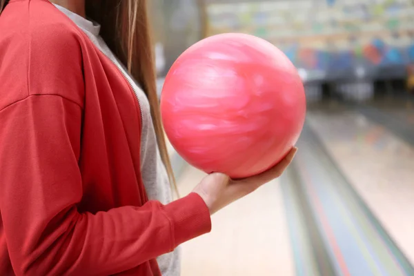 Ung kvinna i bowling club — Stockfoto