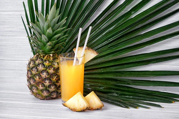 Composición con piña fresca —  Fotos de Stock