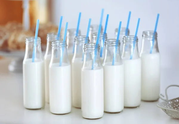 Bottiglie con latte e cannucce — Foto Stock